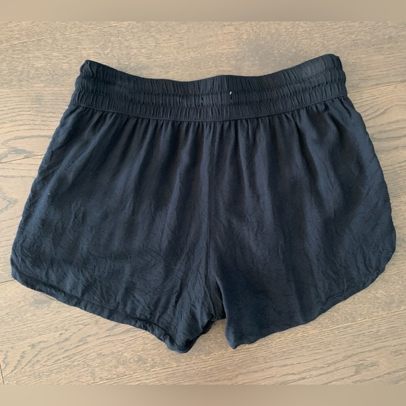 Aritzia TNA light weight draw waist shorts size S colour black - Picture 6 of 7
